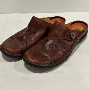 Clarks Woman’s Unstructured Un Loop Ease slip-on clogs, brown leather, Size 10M